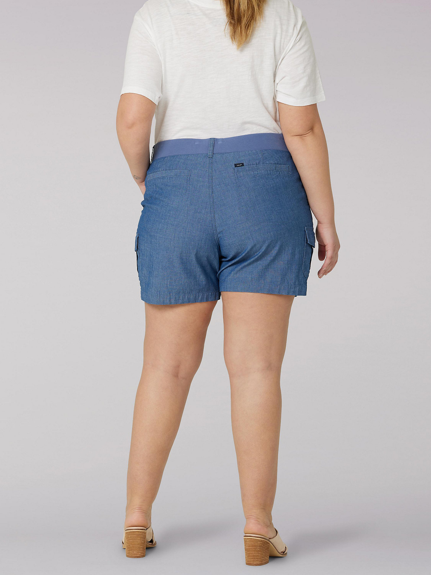 Women's Flex-to-Go Seamed Relaxed Fit Cargo Short (Plus) in Rinse Chanbray alternative view 1