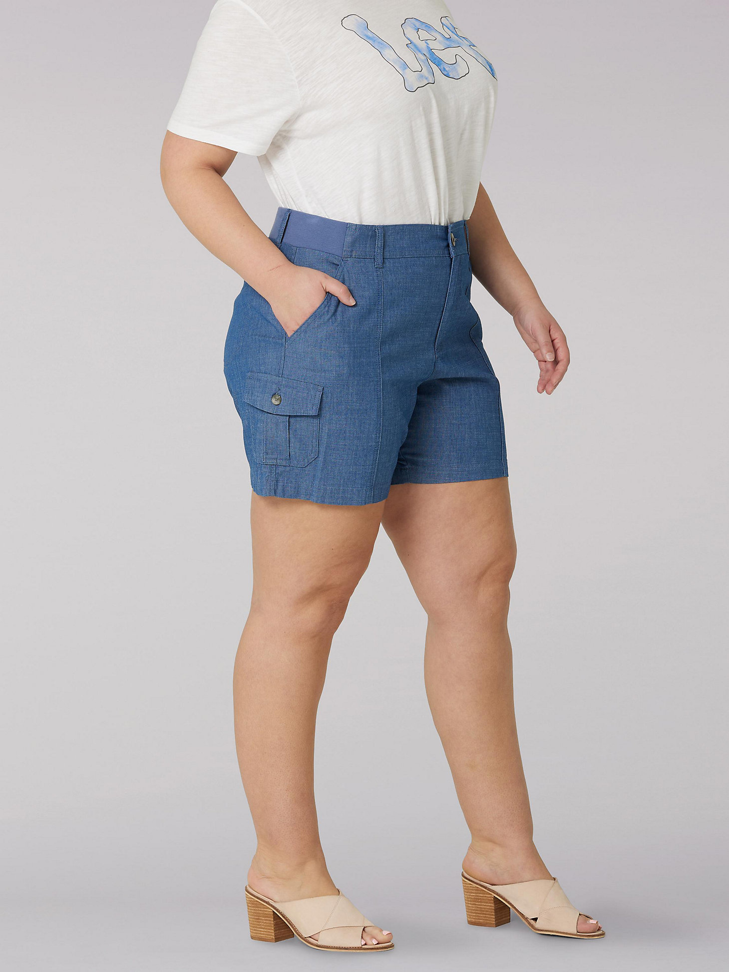 Women's Flex-to-Go Seamed Relaxed Fit Cargo Short (Plus) in Rinse Chanbray alternative view 2