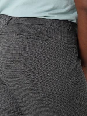 Women's Wrinkle Free Relaxed Fit Straight Leg Pant (Plus) in Black and White Rockhill Plaid alternative view 3