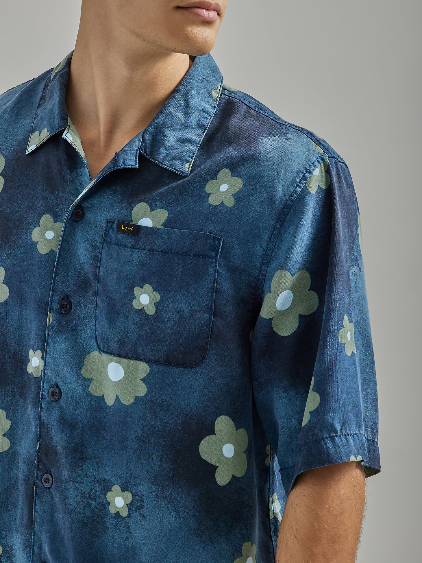 Men's Oversized Floral Resort Shirt in Rivet Navy Floral alternative view 2
