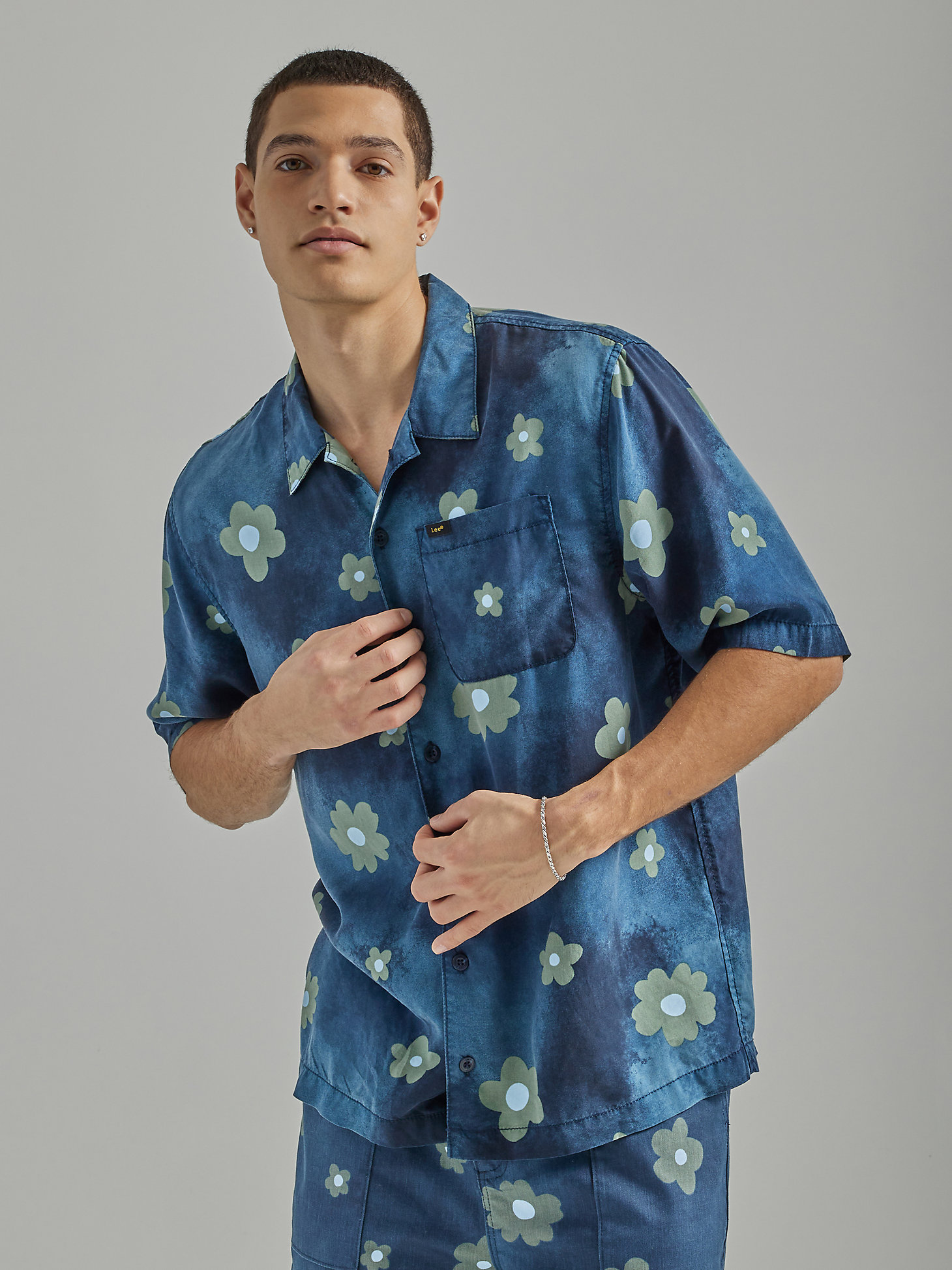 Men's Oversized Floral Resort Shirt in Rivet Navy Floral alternative view 3