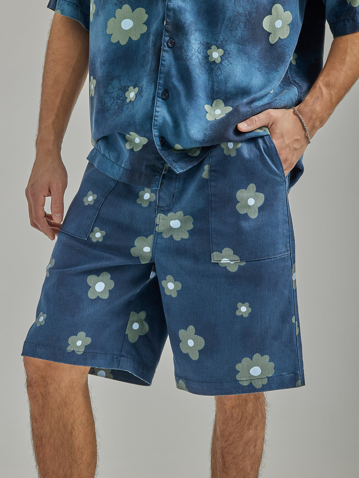 Men's Chetopa Pleated Front Short in Rivet Navy Floral alternative view 3
