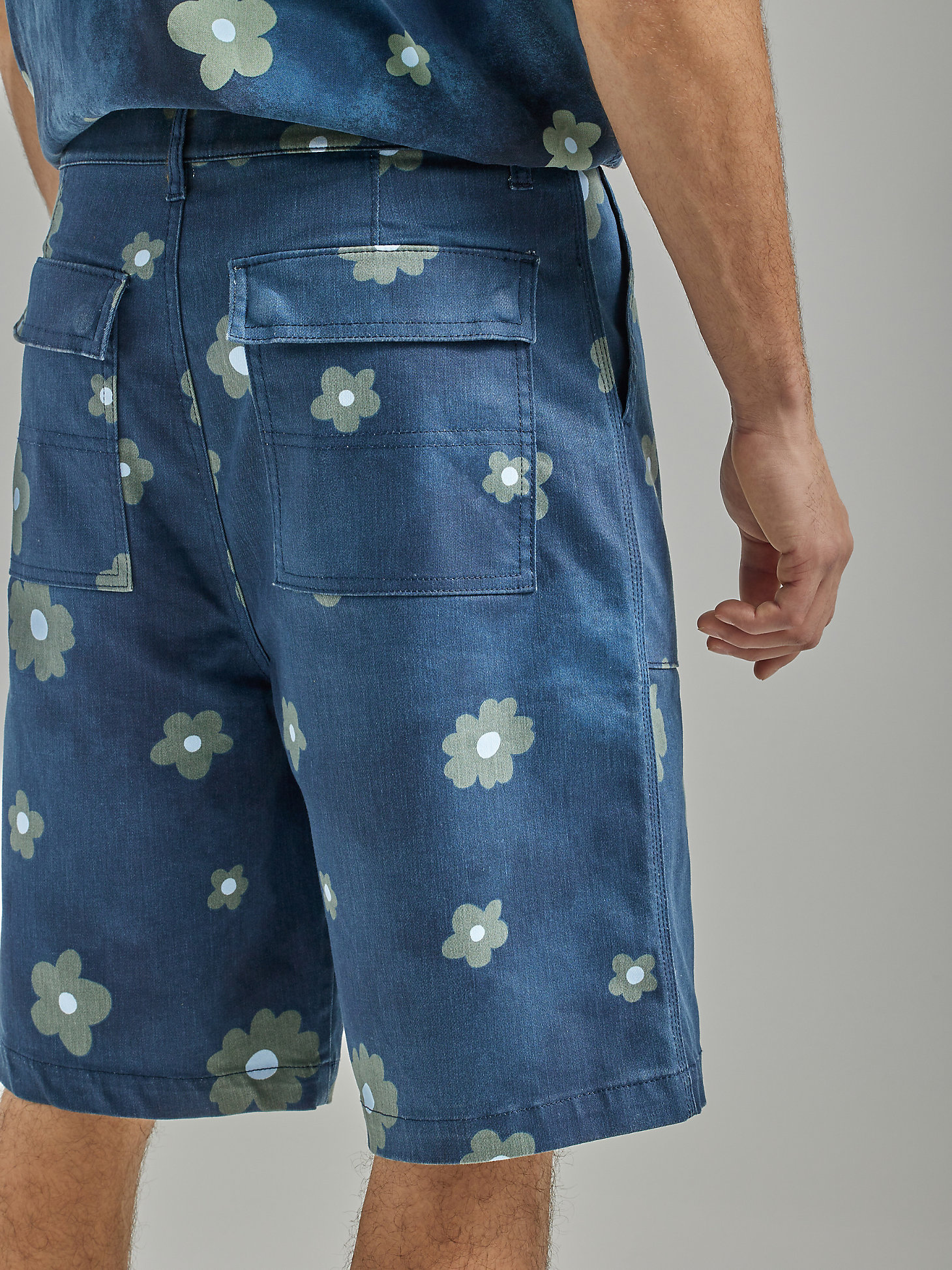 Men's Chetopa Pleated Front Short in Rivet Navy Floral alternative view 4