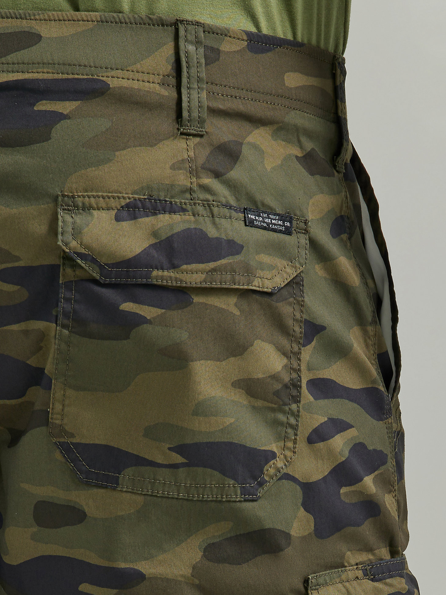 Men's Extreme Motion Crossroads Short (Big & Tall) in Traditional Camo alternative view 3