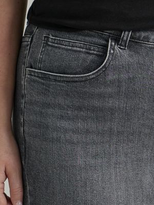 Women's Legendary Flare Jean (Plus) in Blurred Black alternative view 4