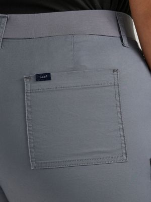 Women's Ultra Lux Comfort with Flex-to-Go Relaxed Fit Cargo Short (Plus) in Tech Grey alternative view 4