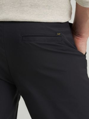 Men's Extreme Motion Regular Taper Chino Pant in Black