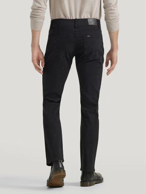 Men&rsquo;s Extreme Motion Straight Fit Tapered Leg Jeans in Black