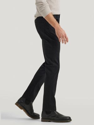 Men&rsquo;s Extreme Motion Straight Fit Tapered Leg Jeans in Black