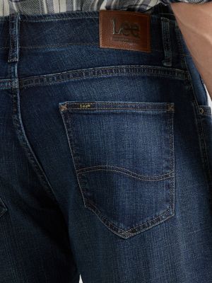 Men&rsquo;s Extreme Motion Straight Fit Tapered Leg Jeans in Jaxson