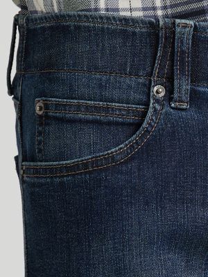 Men&rsquo;s Extreme Motion Straight Fit Tapered Leg Jeans in Jaxson