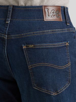Men&rsquo;s Extreme Motion Athletic Tapered Leg Jeans in Blue Strike