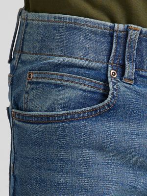 Men&rsquo;s Extreme Motion Regular Fit Straight Leg Jean in Thompson