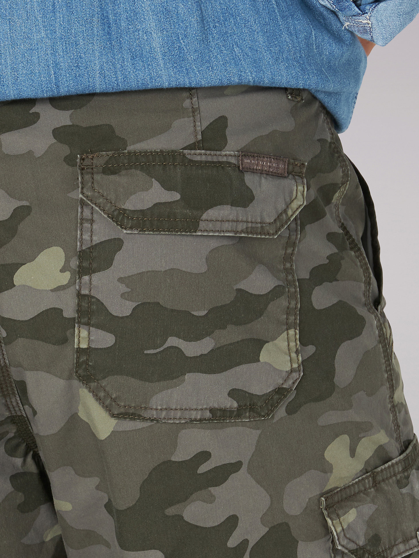 Men's Extreme Motion Crossroads Short in Woodland Camo alternative view 5
