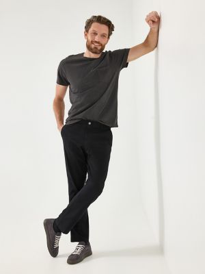 Men's Extreme Motion Relaxed Fit Khaki Pant in Black