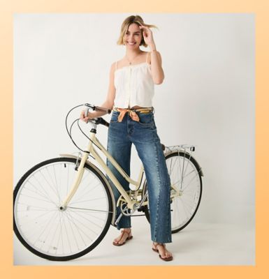 Woman in the city wearing the lee barrel jean.