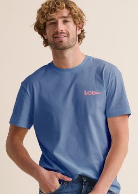 man wearing lee t-shirt